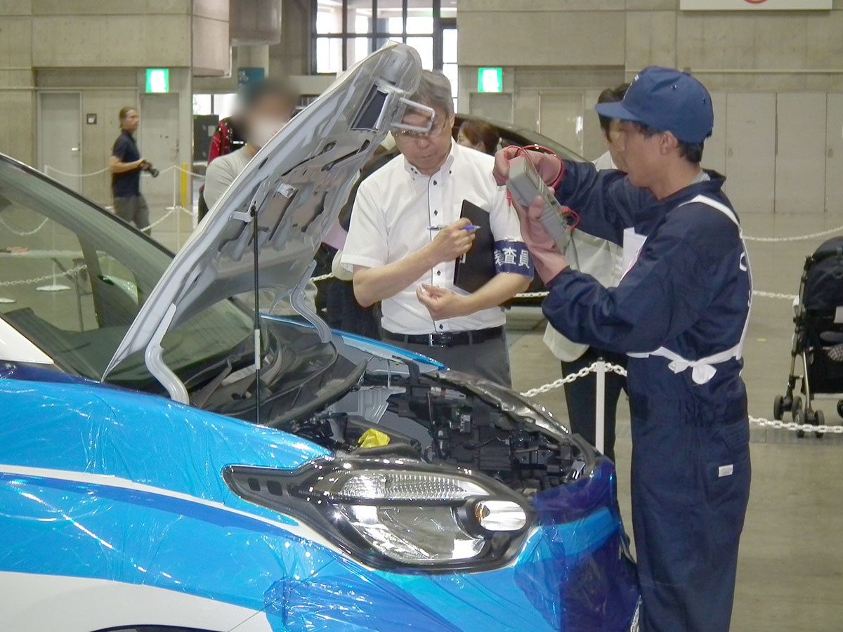 第40回神整商・神整振フェスティバルで行われた第37回神奈川県自動車整備技能競技大会の開会式の様子