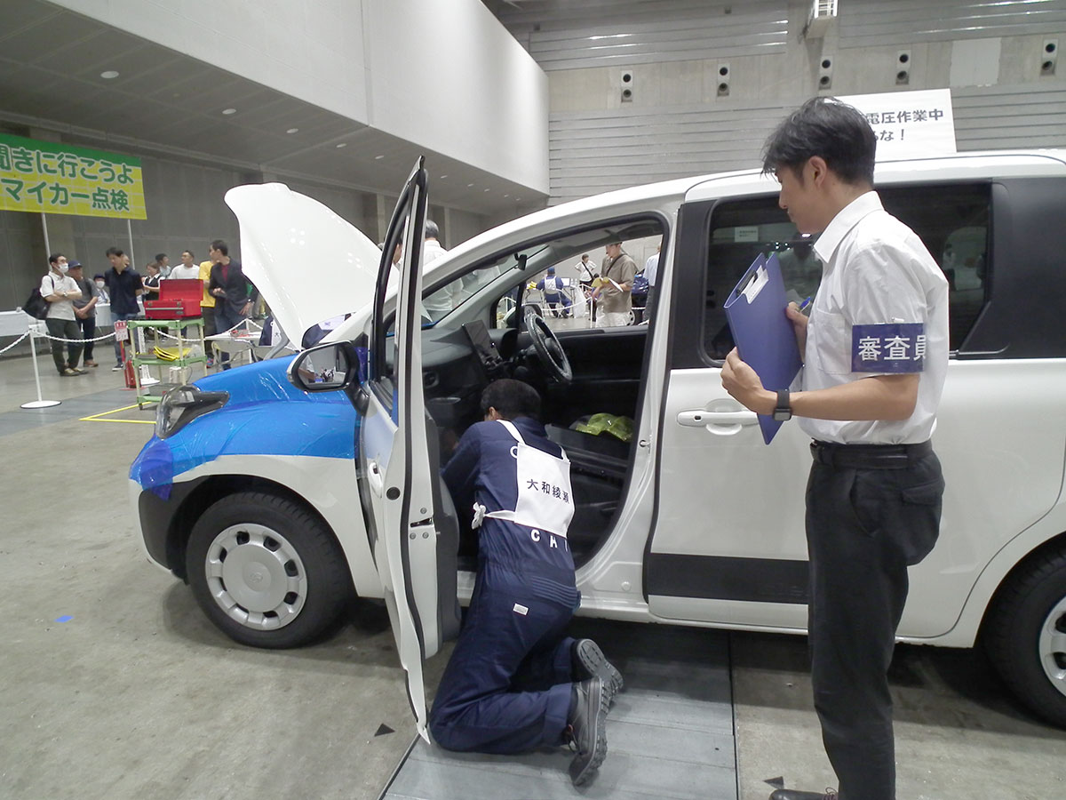 第40回神整商・神整振フェスティバルで行われた第37回神奈川県自動車整備技能競技大会の開会式の様子