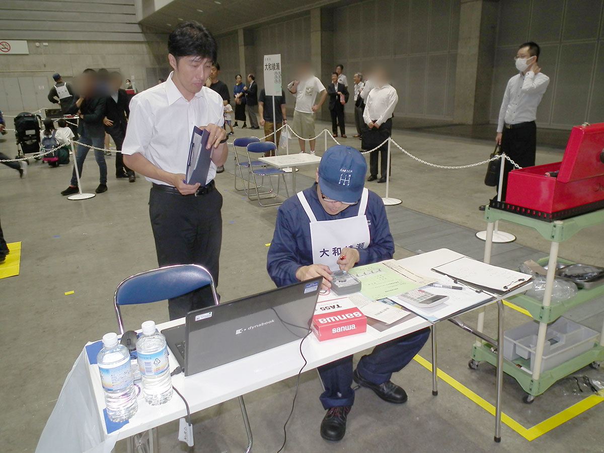 「基礎競技」では卓上に置かれた電気回路の点検と測定